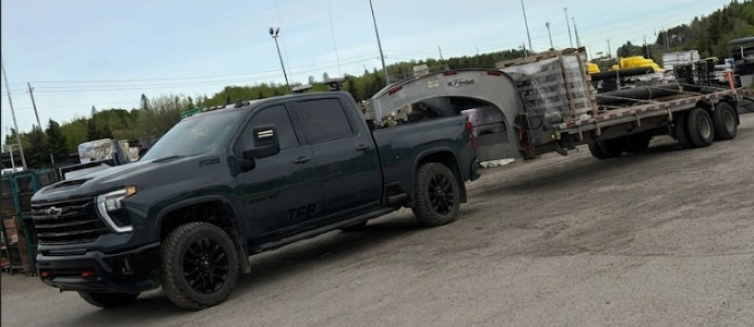 Pickup Chevrolet 2500HD TFB avec remorque K-Trail chargée