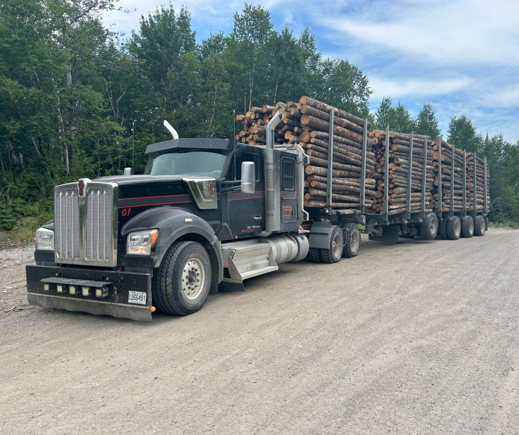 Camion Kenworth TFB chargé de billots de bois